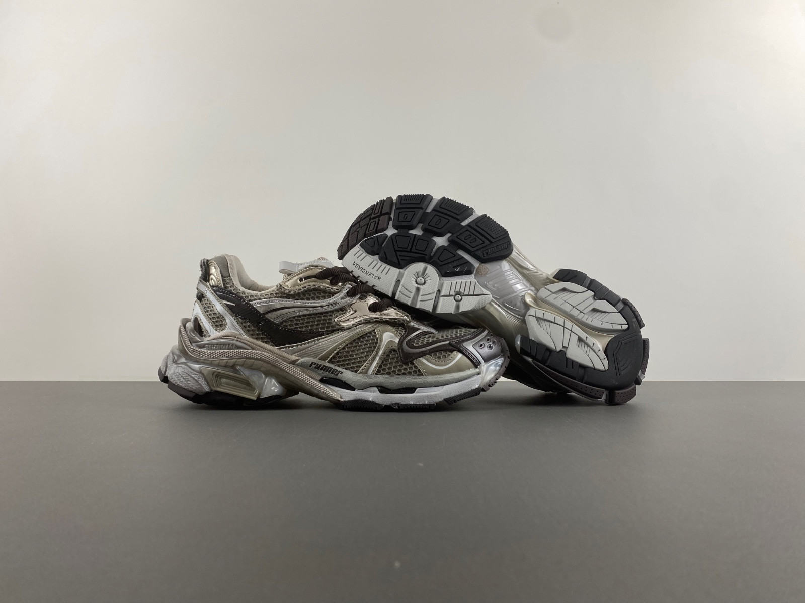 Ba*len*cia*ga runner sneaker