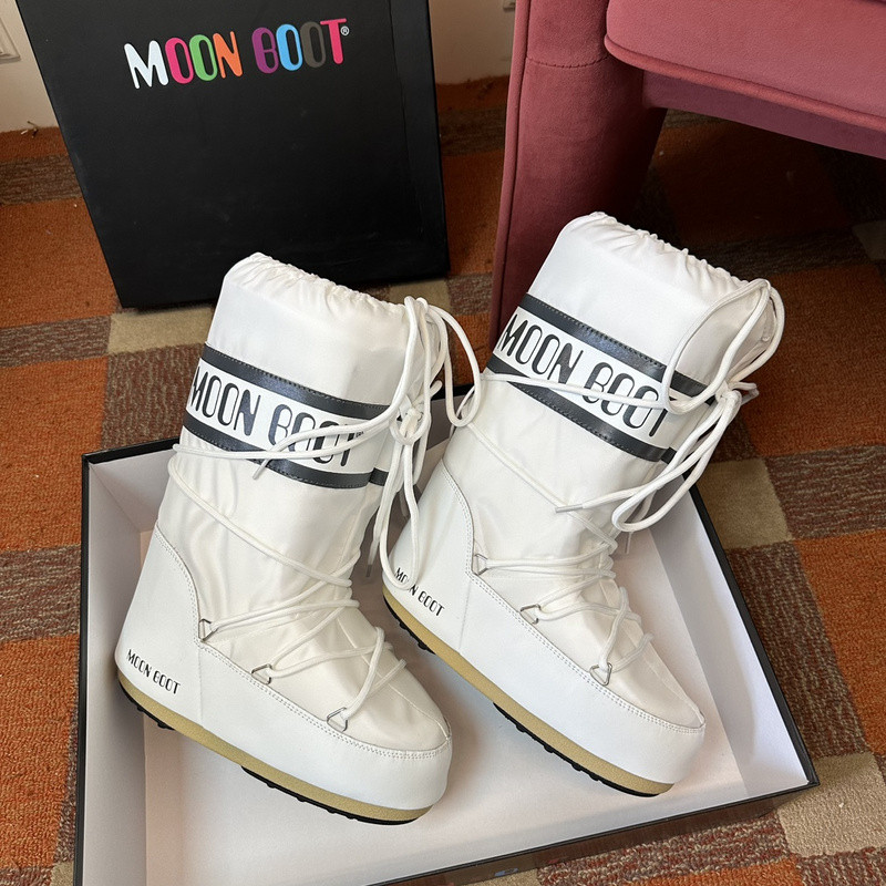 mOON bOOT