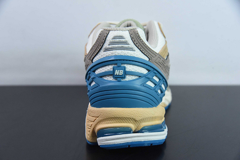 NEW BALANCE SNEAKER