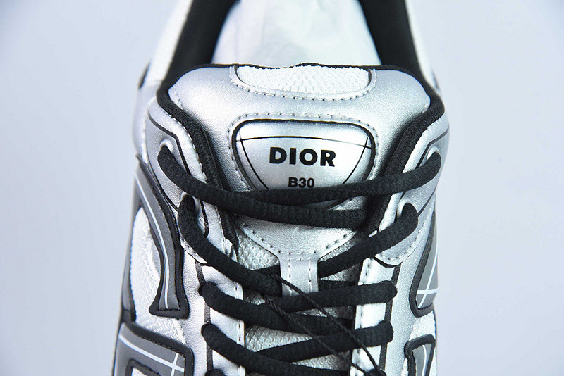dio* sneaker